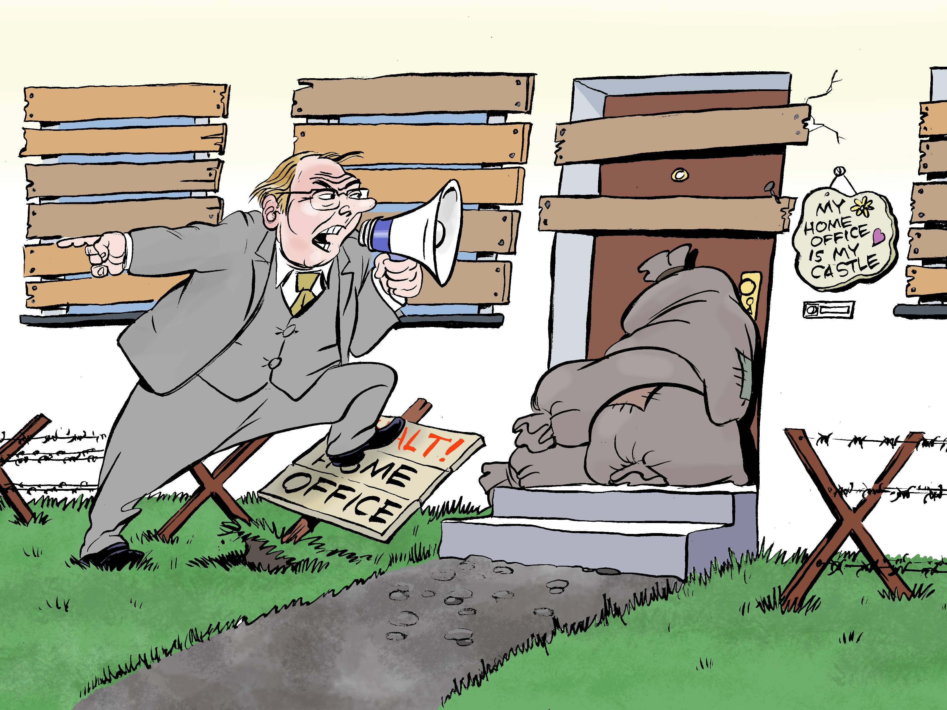 Karikatur zur Rechtsecke im VAA Magazin August 2025: Zu sehen ist das Haus des Arbeitnehmers von außen, ein klassisches Einfamilienhaus. Der Arbeitnehmer ist nicht zu sehen, weil er sich komplett verschanzt hat. Sandsäcke stehen vor der Tür und die Fenster sind mit Brettern vernagelt. Über der Klingel hängt das Klingelschild „MY HOME OFFICE IS MY CASTLE“. Der etwas beleibte Arbeitgeber, klassisch gekleidet mit Anzug und Krawatte, stürmt in Vorgarten, hält ein Megafon vor den Mund und tritt ein Schild im Rasen nieder. Auf dem Schild steht „HALT! HOME OFFICE“.