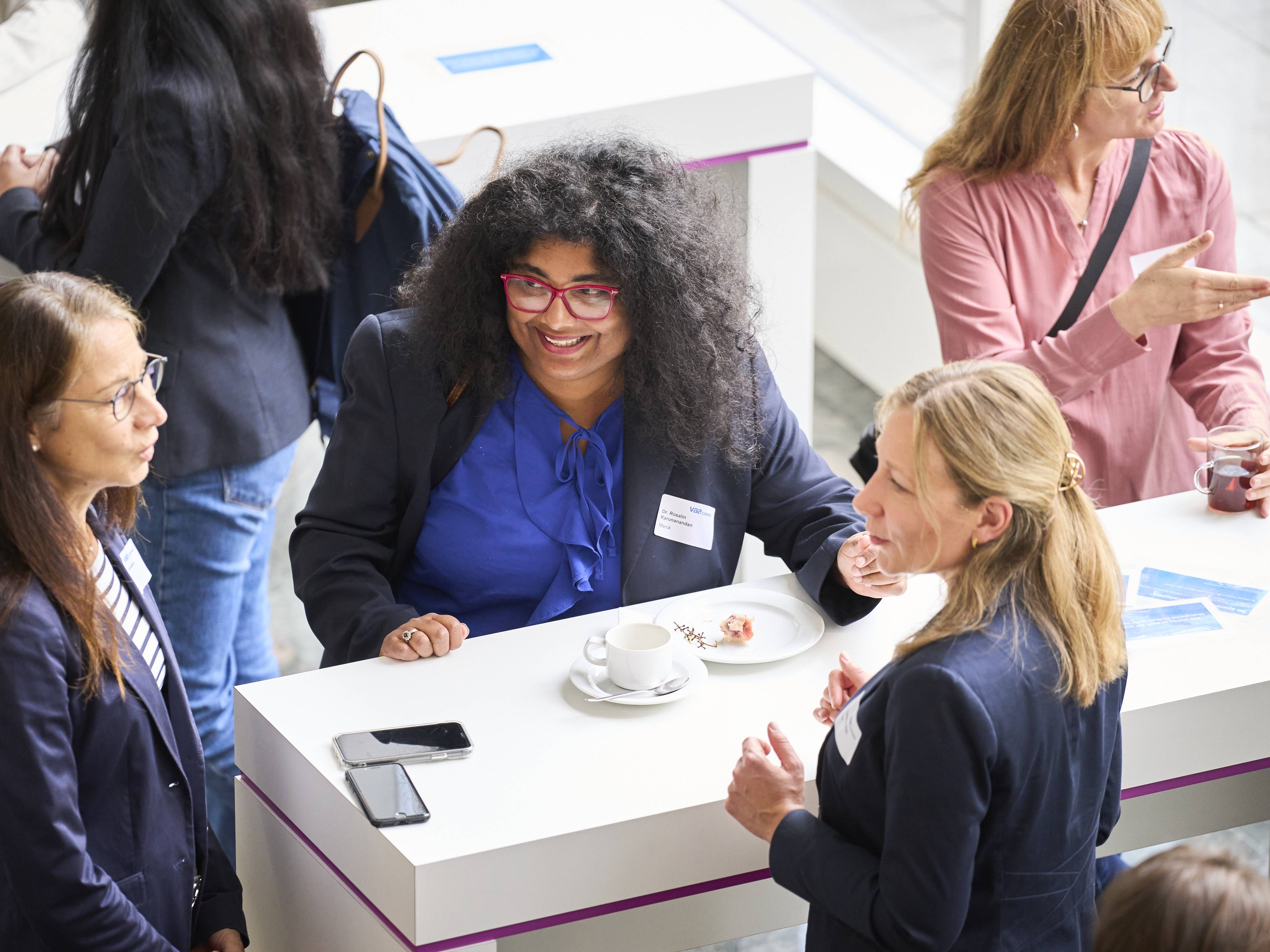 Frauen am Stehtisch beim Networking.
