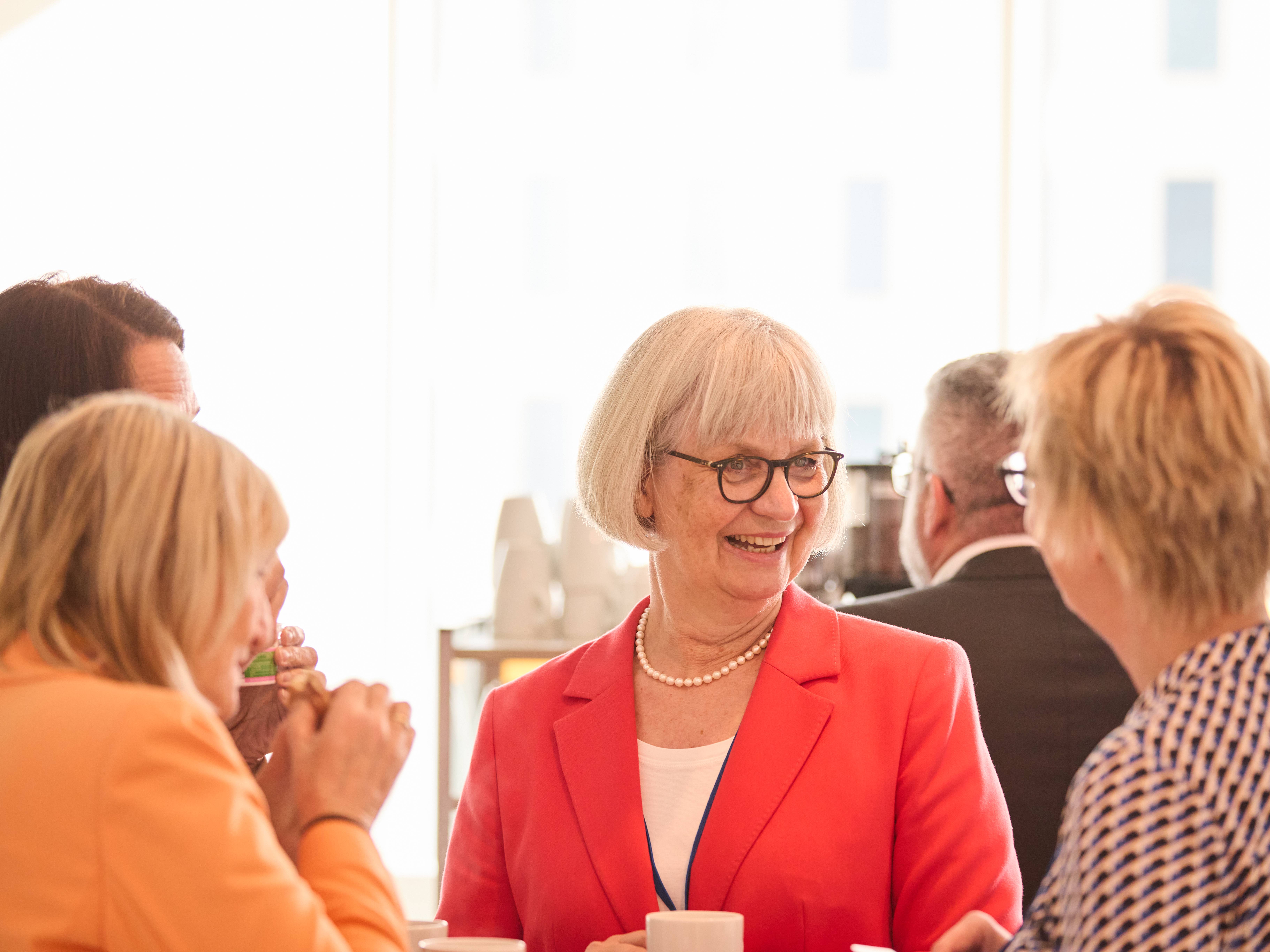 Eine Gruppe von Teilnehmerinnen unterhält sich. 