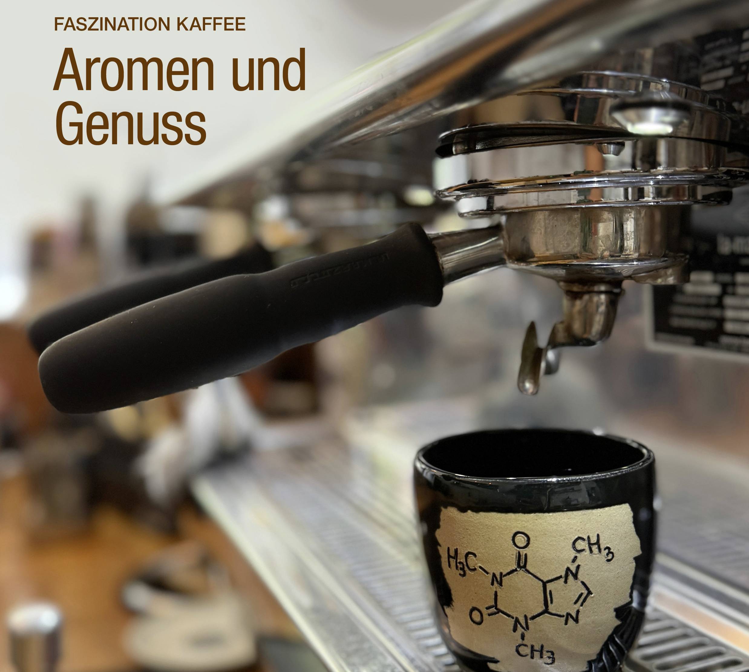 Cover des VAA Magazins Oktober 2025. Auf dem Cover abgebildet ist eine Kaffeetasse mit der Formel für Koffein unter einer Siebträgermaschine in einem Café. 