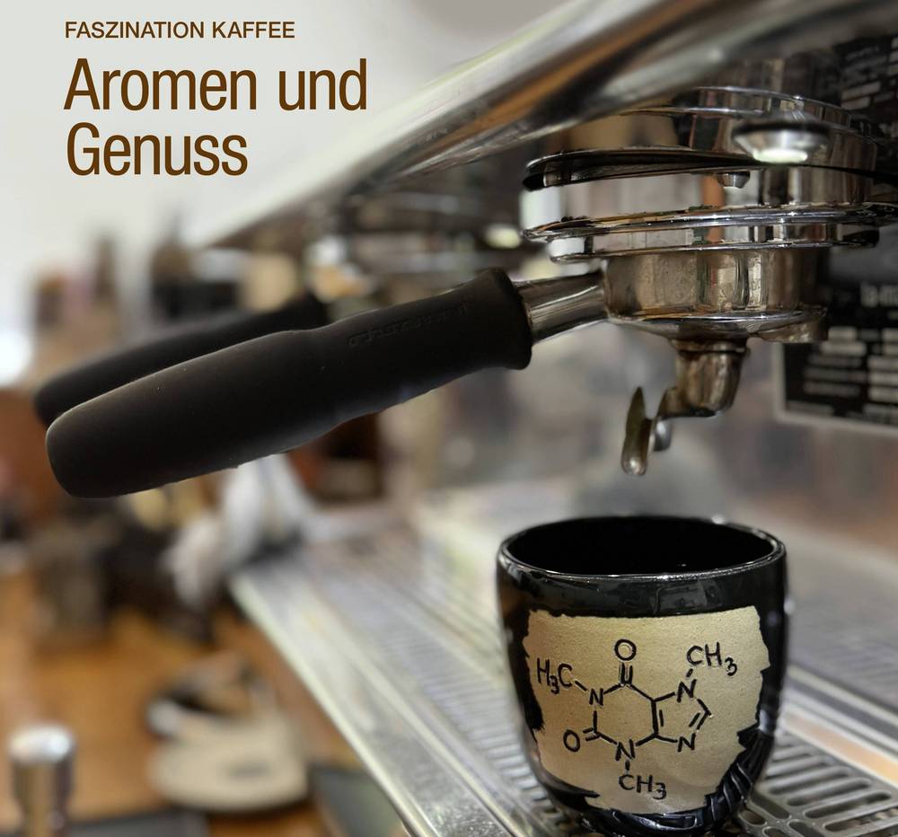 Cover des VAA Magazins Oktober 2025. Auf dem Cover abgebildet ist eine Kaffeetasse mit der Formel für Koffein unter einer Siebträgermaschine in einem Café. 