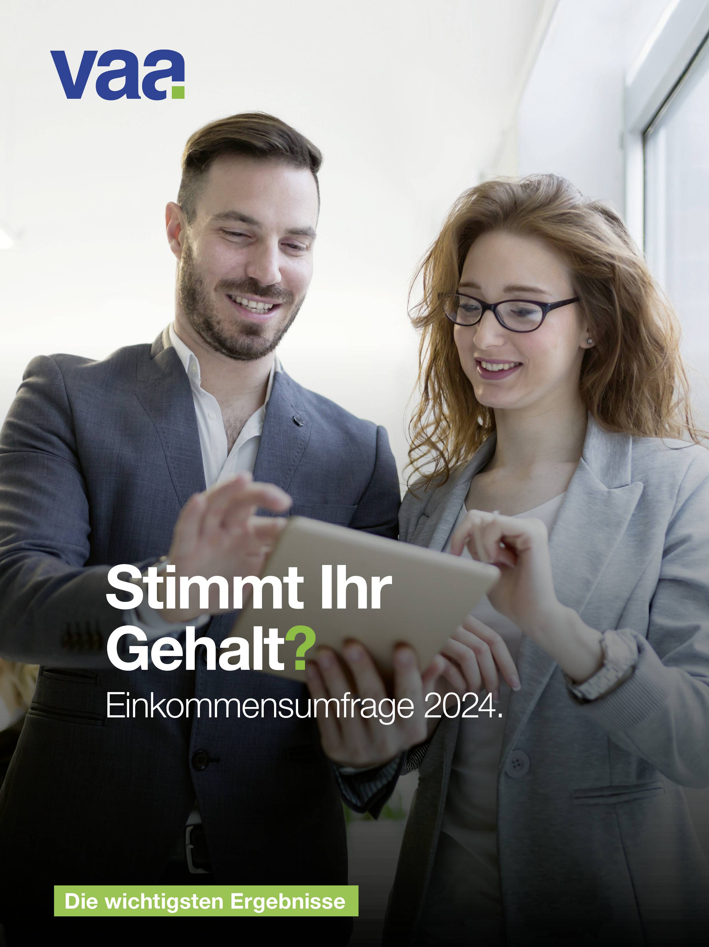 Ein Mann und eine Frau schauen auf ein Tablet. Davor der Schriftzug: Stimmt ihr Gehalt? Einkommensumfrage 2024. Unten links in der Ecke: Die wichtigsten Ergebnisse. Oben links in der Ecke: VAA-Logo.