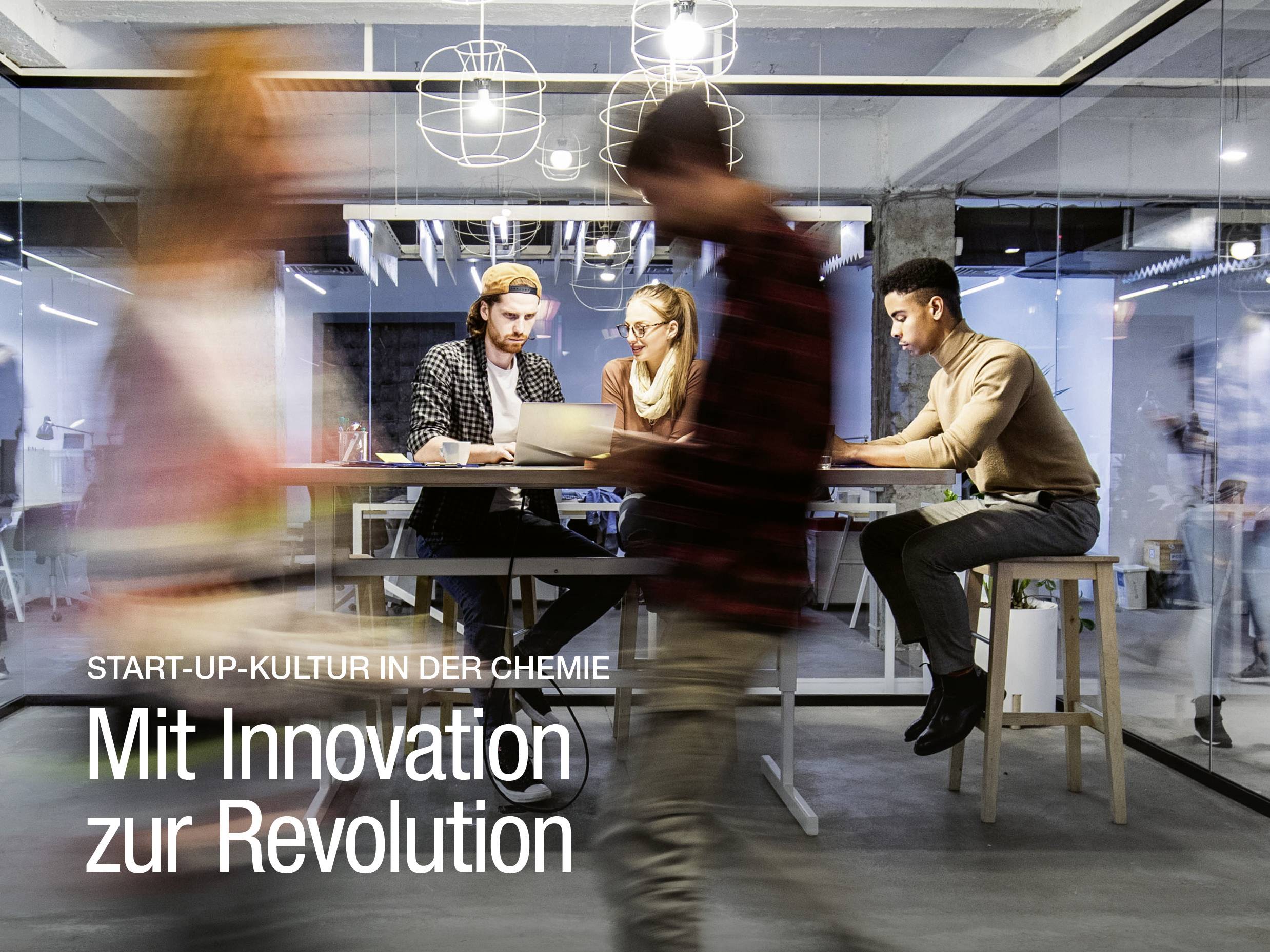 Magazin-Cover. VAA-Logo mit Magazin. Hauptbild: junge leute an einem erhöhrten Tisch arbeiten gemeinsam. Im Hintergrund ein offenes modernes Büro. Im Vordergrund sich bewegende, verschwommene Personen. Darauf die Schrift in weiß: Start-up Kultur in der Chemie. Mit Innovation zur Revolution.