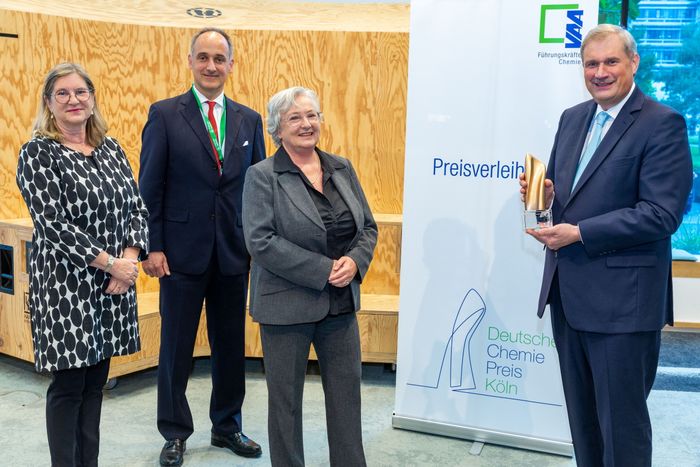 Deutscher Chemie-Preis 2021 – Gruppenbild 2021 geht der vom Führungskräfteverband Chemie VAA verliehene Deutsche Chemie-Preis an die Schott AG aus Mainz. Der Glaskonzern hat durch seine Fach- und Führungskräfte in der VAA-Befindlichkeitsumfrage Bestnoten erhalten.
