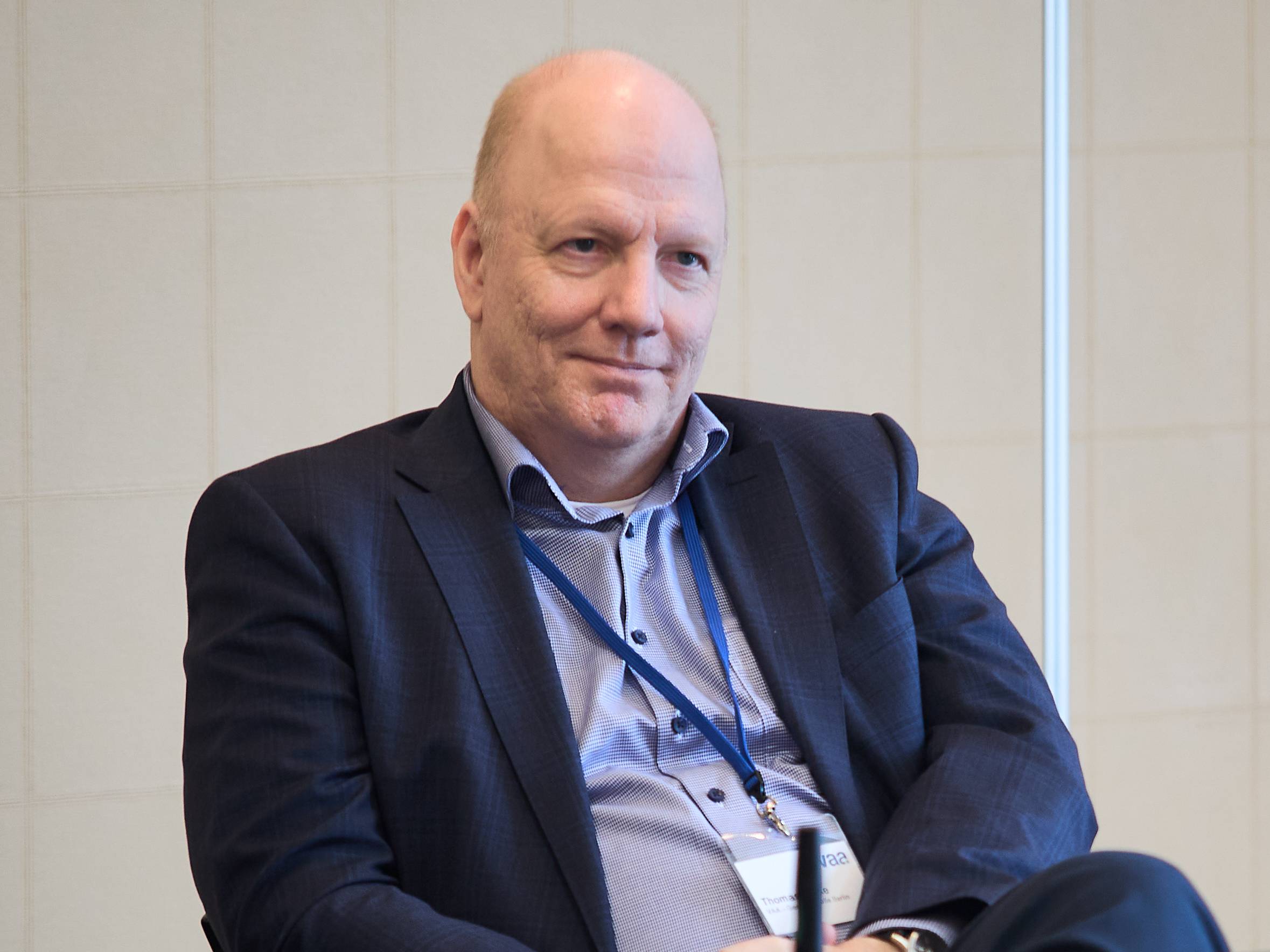 VAA-Jurist Thomas Spilke sitzt an einem Tisch im Plenum.