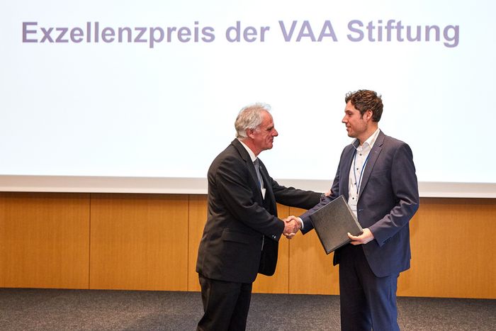 VAA-Exzellenzpreis 2019: Gratulation Rainer Nachtrab an Dr. Torben Egger