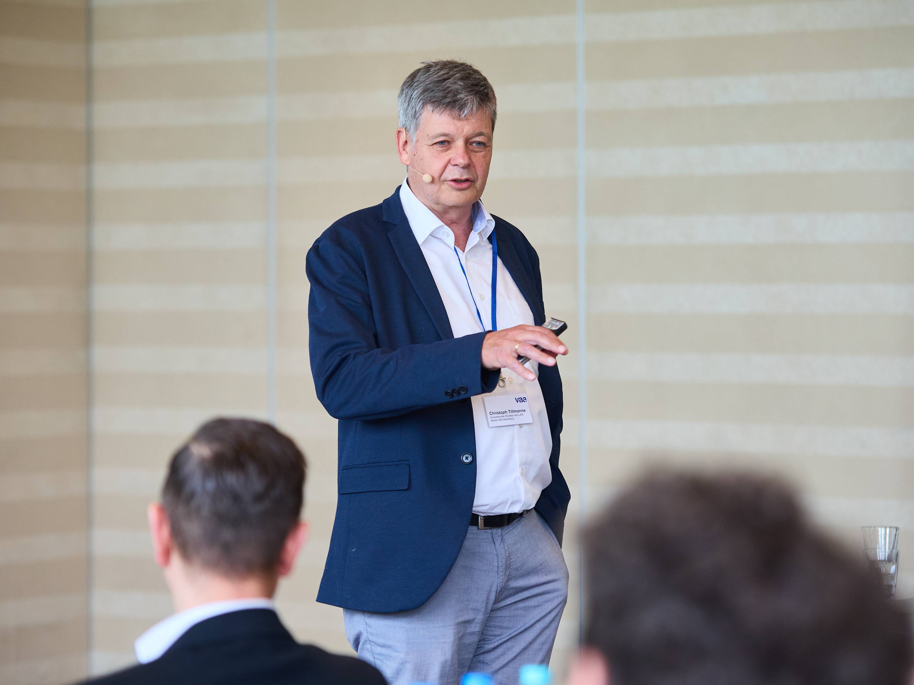 Nahaufnahme von Christoph Tillmanns vor dem Plenum.