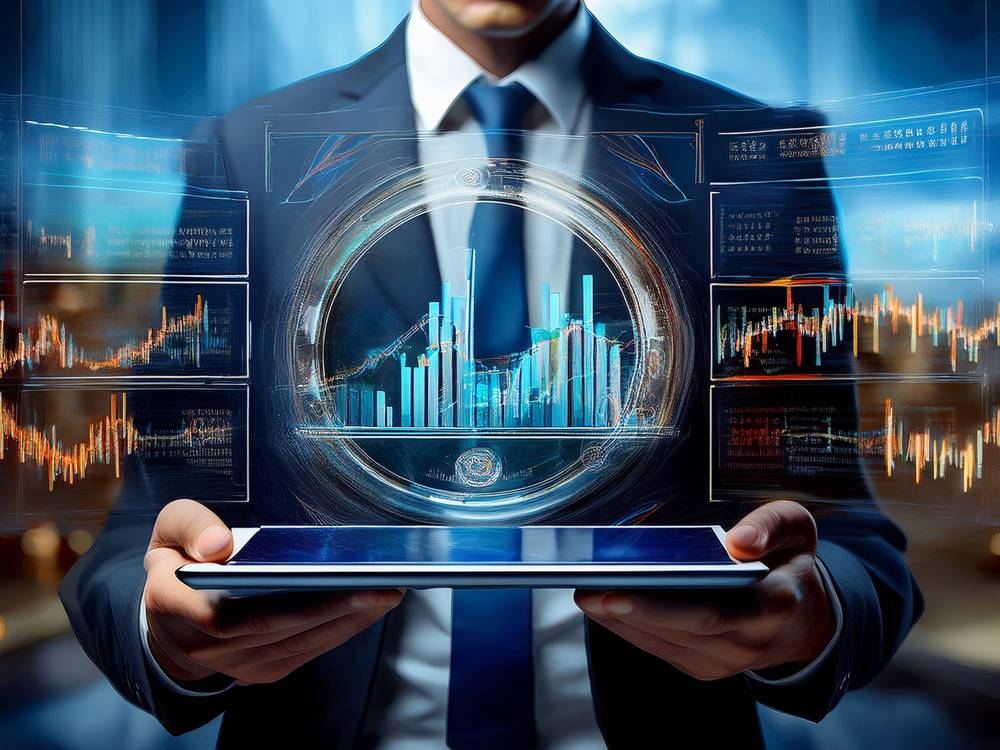 Der Oberkörper eines Mannes im Anzug. Er hält ein Tablet hoch. Um ihn und vor ihm überall Statistiken und 