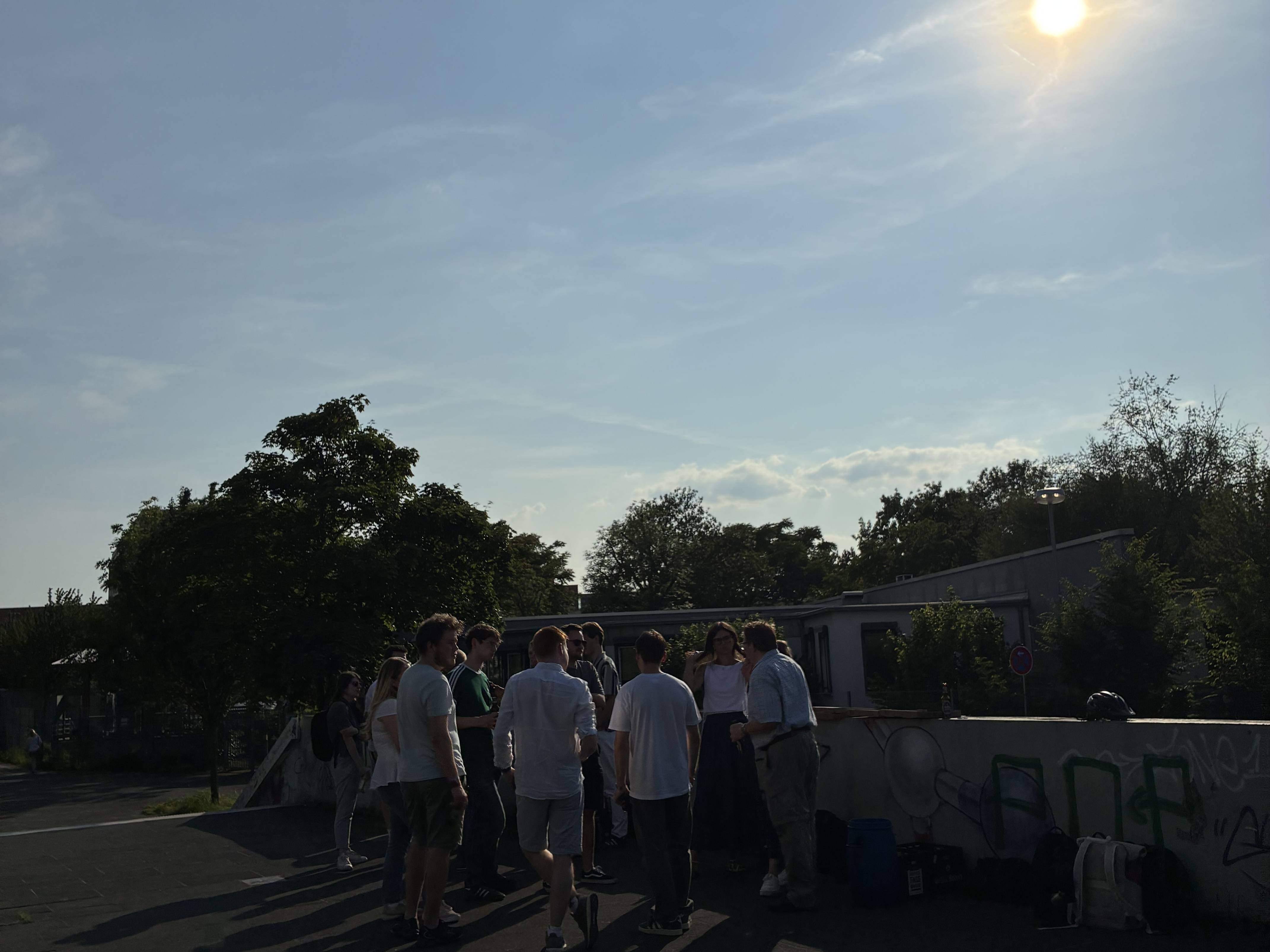 Hochschulveranstaltung des VAA und der GDCh im Juni 2025 an der Universität zu Köln. Im Bild: Networking bei Sonne und Pizza.