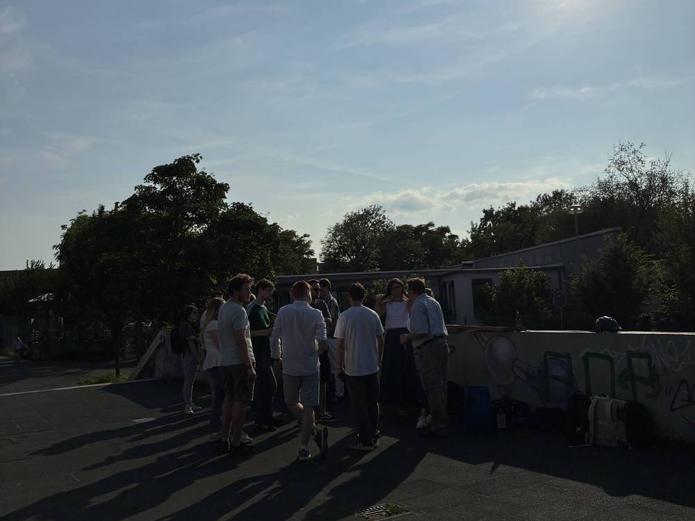 Hochschulveranstaltung des VAA und der GDCh im Juni 2025 an der Universität zu Köln. Im Bild: Networking bei Sonne und Pizza.