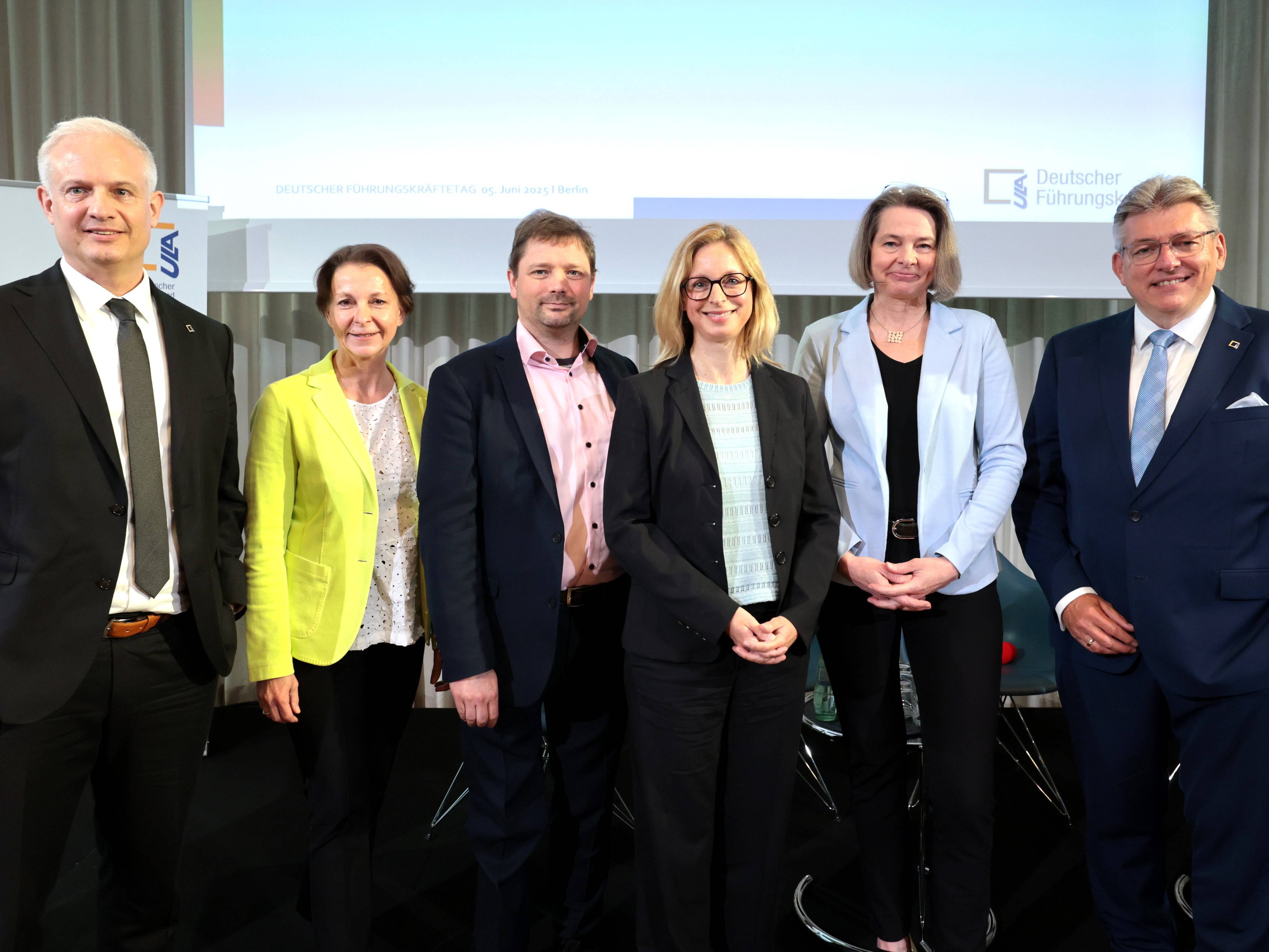 Gruppenfoto: Von links nach rechts: ULA-Hauptgeschäftsführer Michael Schweizer, DPRG-Präsidentin Sabine Clausecker, ULA-Vizepräsident Dr. Holger Benjamin Koch, Nadine Dietz (Vorsitzende des Konzernsprecherausschusses der BAYER AG), Prof. Dr. Petra Schleiter (Direktorin des Centre for Democratic Resilience an der Universität Oxford) und ULA-Präsident Roland Angst.