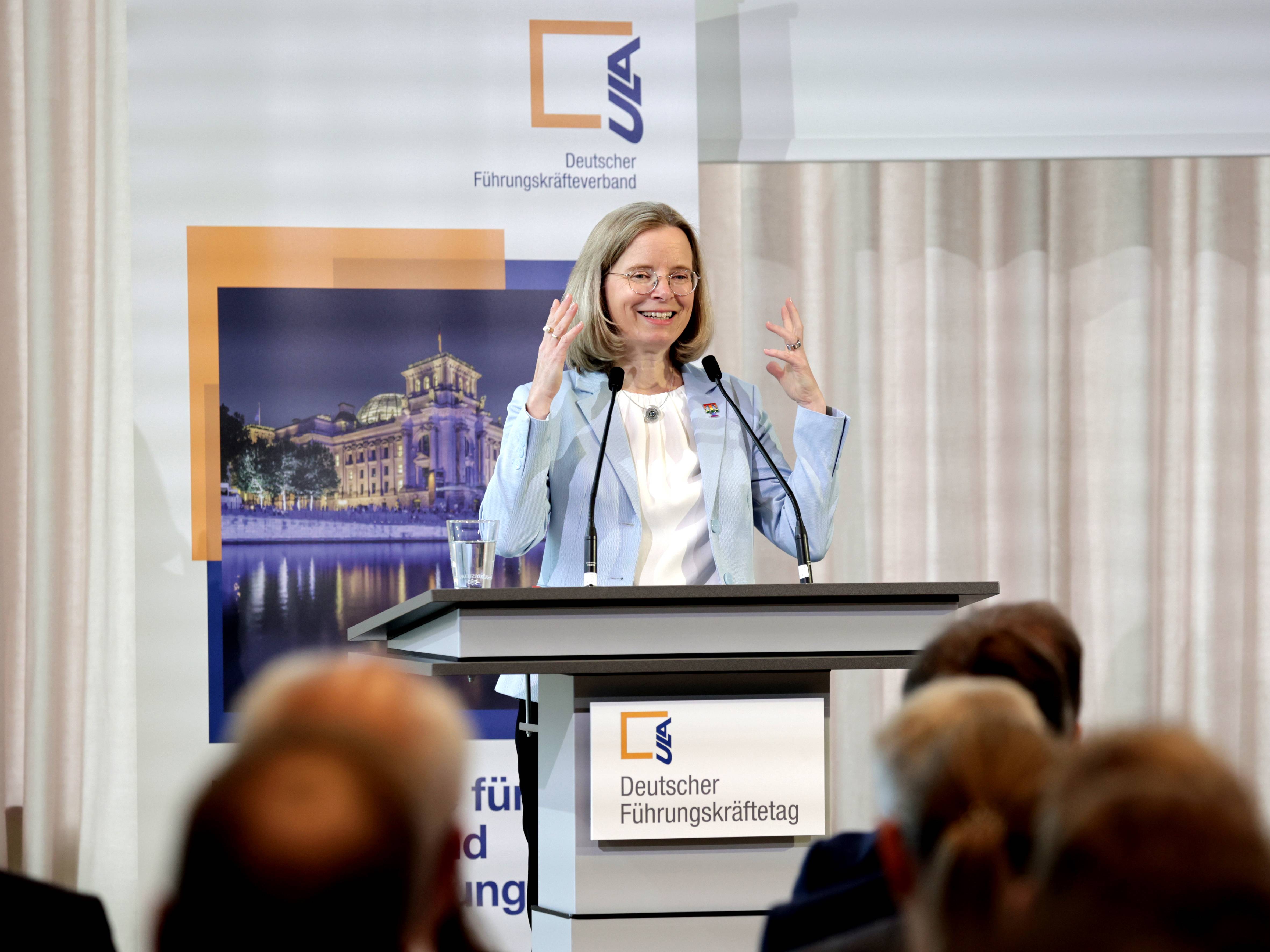 Am Rednerpult: Birgit Bohle, Vorständin für Personal und Recht sowie Arbeitsdirektorin der Deutschen Telekom AG