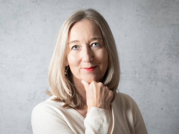 Portrait von Petra Born, die direkt in die Kamera schaut.