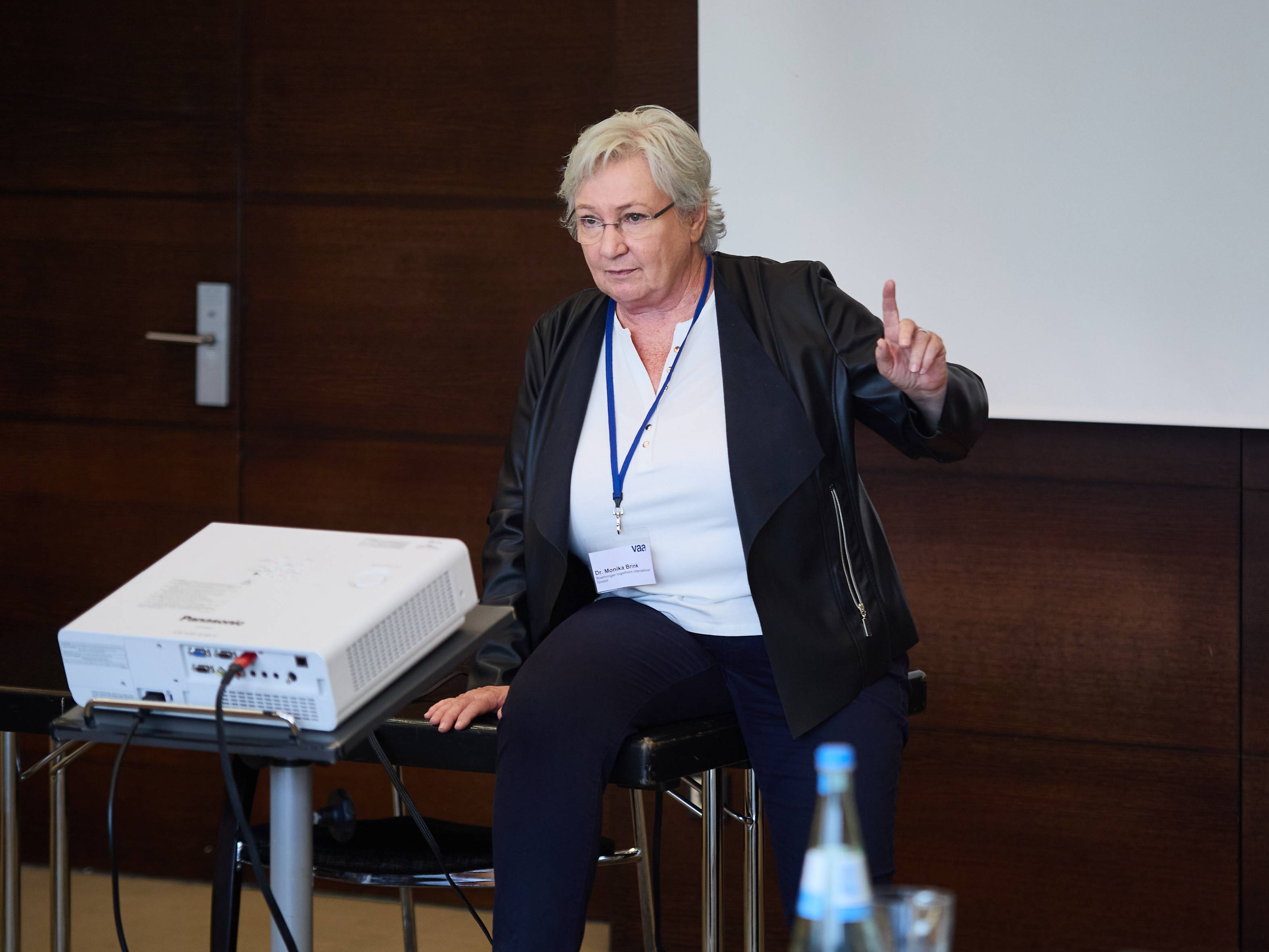 Dr. Monika Brink spricht bei einem Workshop.