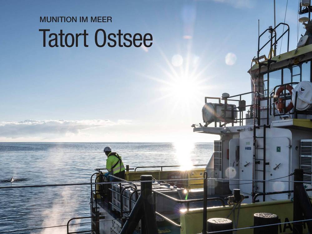 Cover des VAA Magazins, Ausgabe August 2025: Das Coverfoto zeigt ein Forschungsschiff auf der Ostsee, das sich auf Hoher See zur Munitionsbergung befindet. Die Schlagzeile lautet: „Munition im Meer – Tatort Ostsee“. Die Teaser über dem Cover lauten: „Befindlichkeit in der Chemie – Stimmung leicht verbessert“, „Mitbestimmung im Betrieb – Konferenz für Betriebsräte“ und „Interview zum Arbeitsrecht – Homeoffice im Visier“.