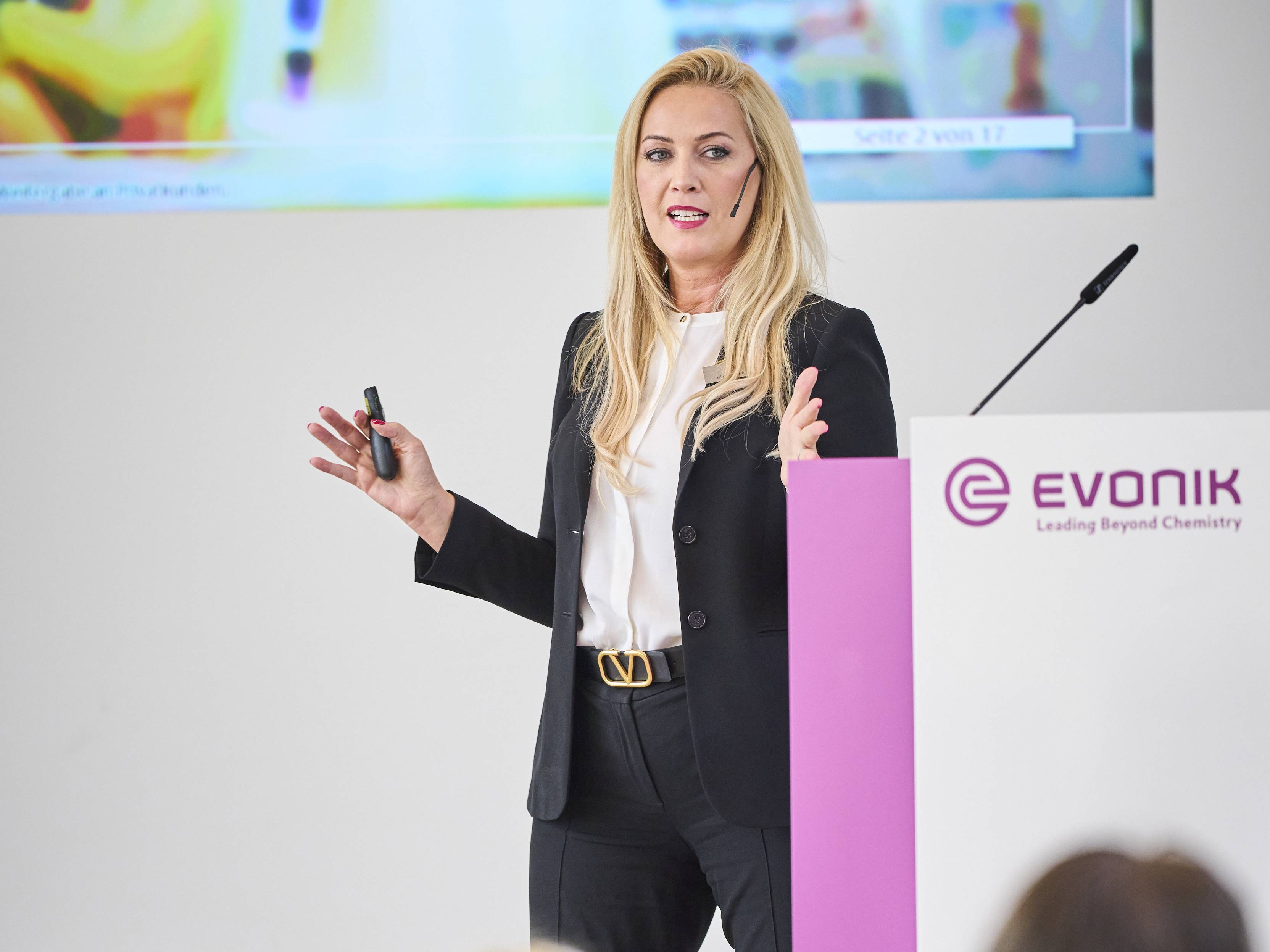 Halime Dzeladini am Rednerpult während ihrer Keynote