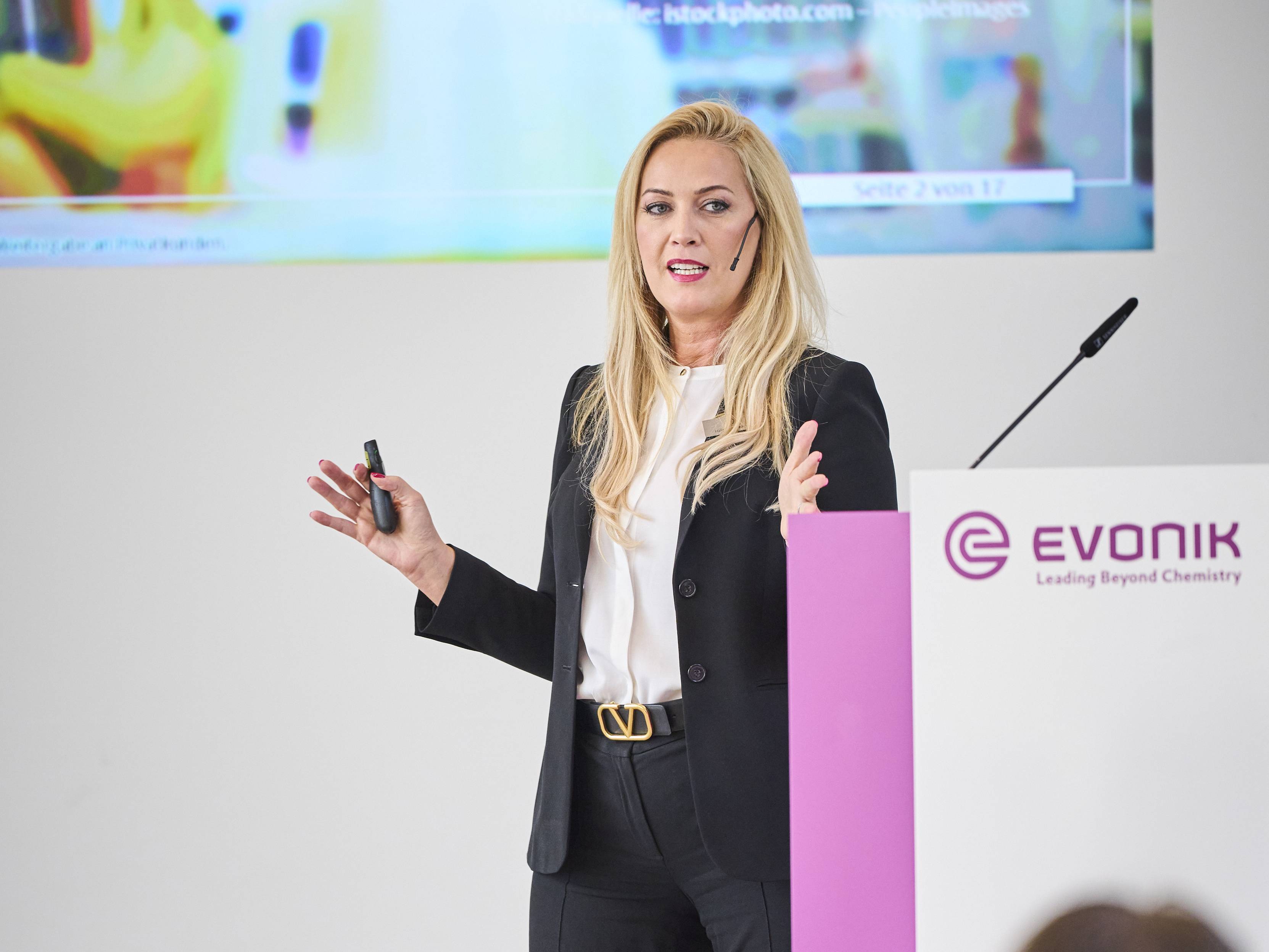 Halime Dzeladini am Rednerpult während ihrer Keynote