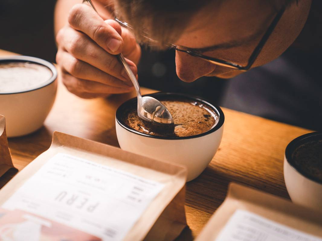 Aromaprobe in der Kölner Rösterei „Kaffeeklüngel“.
