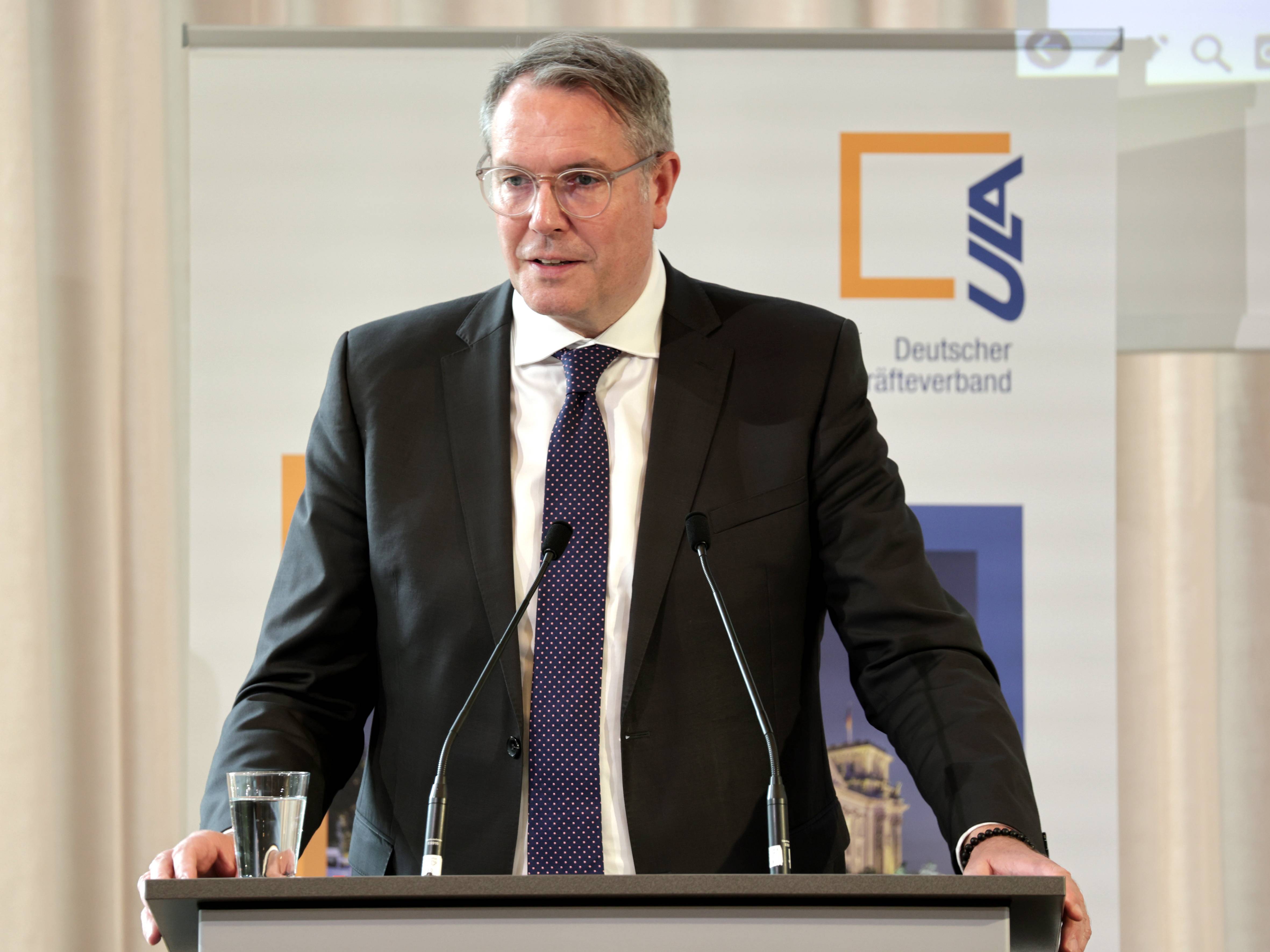 Alexander Schweitzer (SPD), Ministerpräsident das Landes Rheinland-Pfalz, auf dem Deutschen Führungskräftetag 2025.