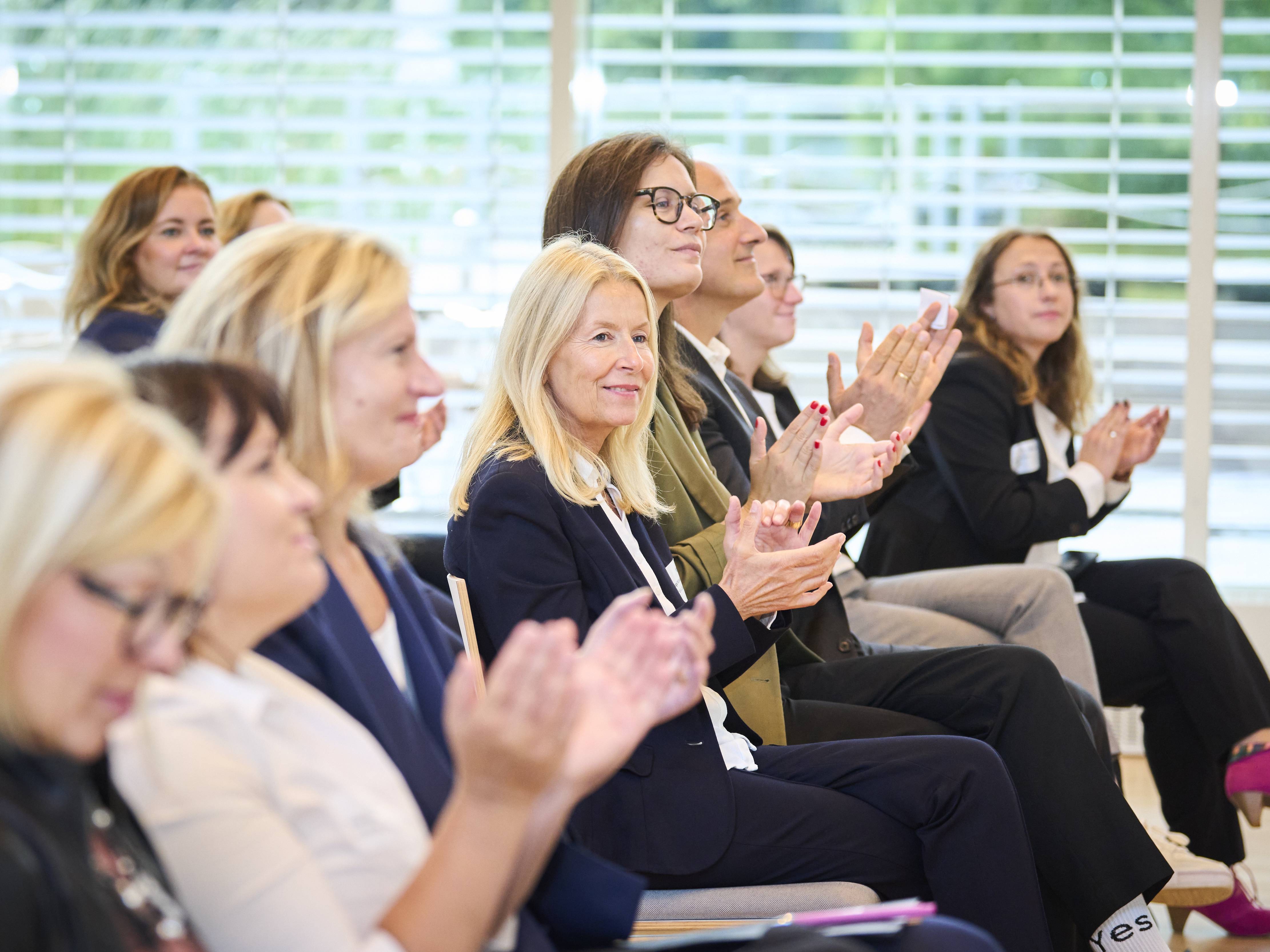 Applaudierende Teilnehmerinnen