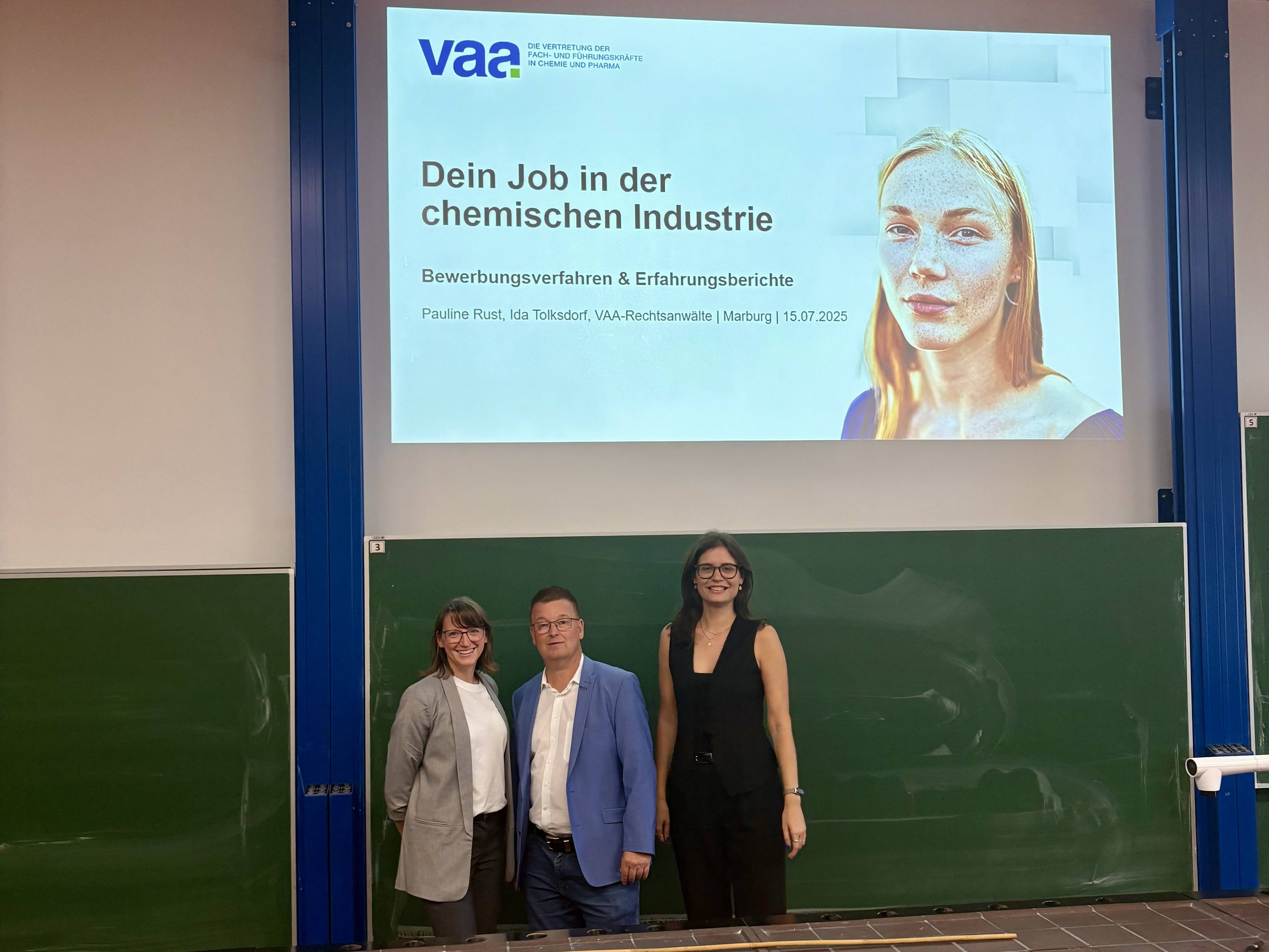 Die Referent:innen vor der Tafel unter der Keynote für den Vortrag. Von links nach rechts: VAA-Juristin Pauline Rust, VAA-Mitglied Dr. Stefan Grasser von Bayer und VAA-Juristin Ida Tolksdorf.