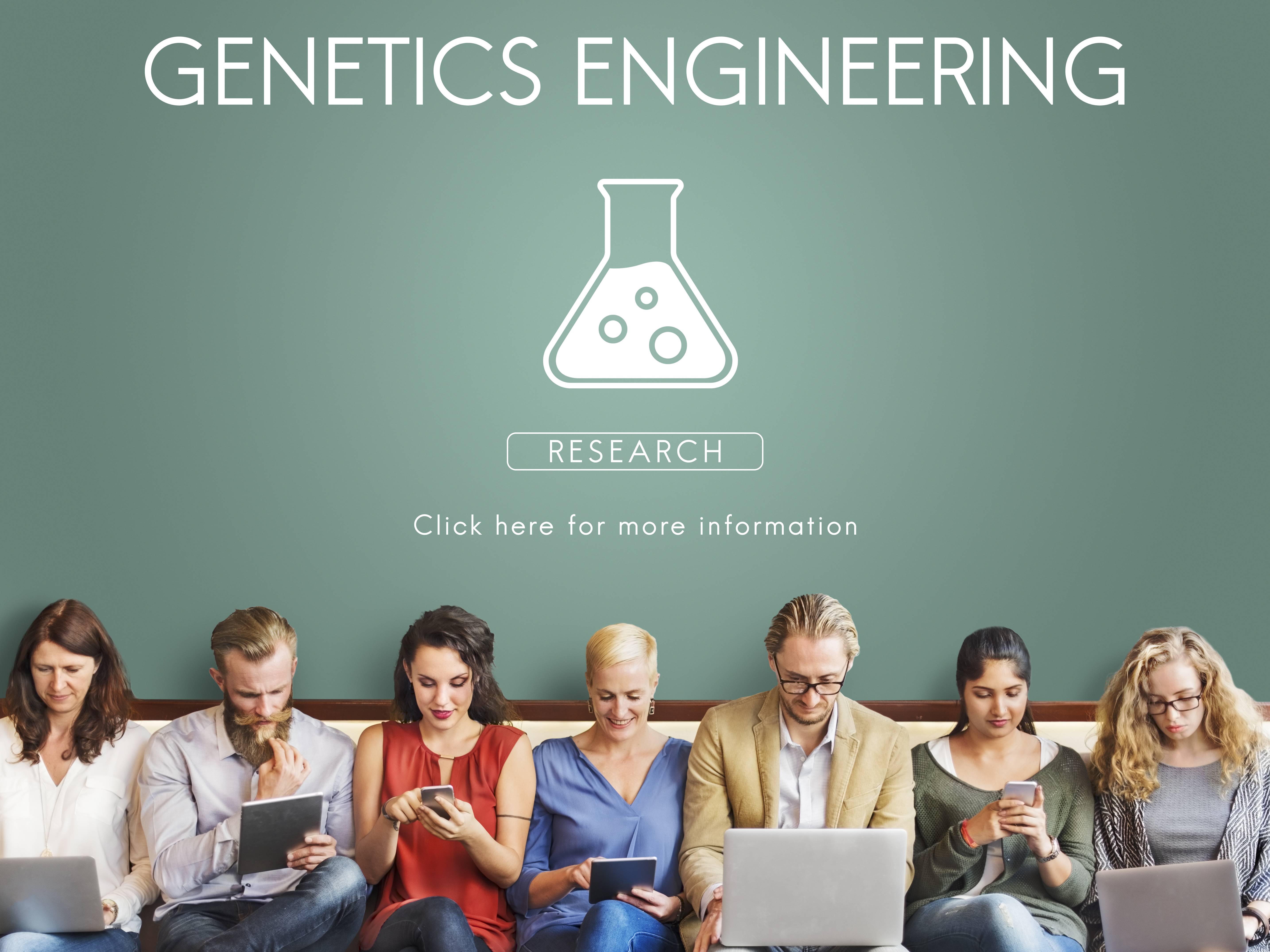 Eine Reihe von Menschen sitzen nebeneinander auf einer Bank vor einer grünen Wand. Alle an einem mobilen Endgerät. Über ihnen die Schrift (von oben nach unten): GENETICA ENGINEERING. Research. Click here for more information.