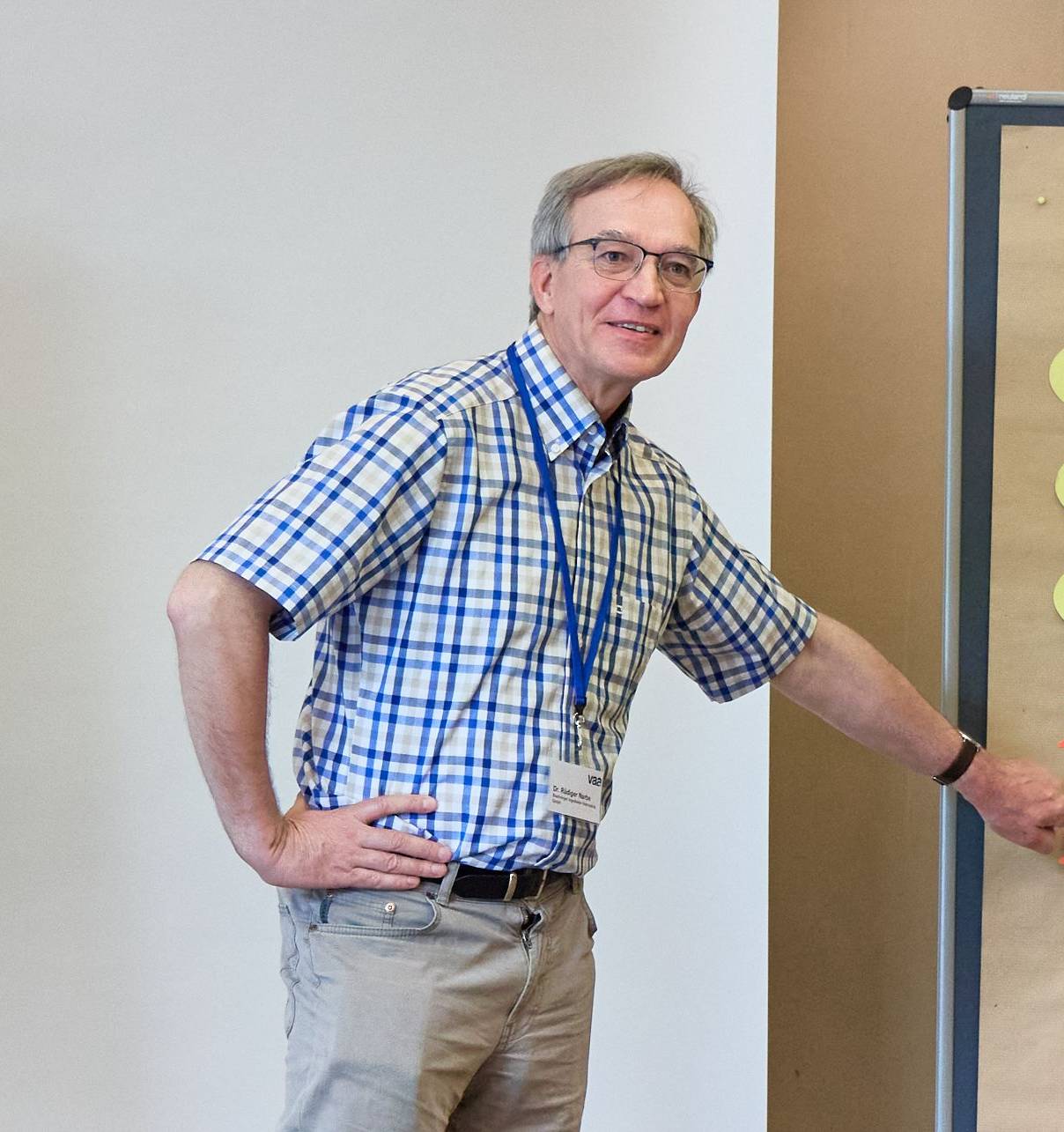 Dr. Rüdiger Narbe zeigt etwas an einem Board.