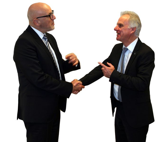 Tarifabschluss 2019: Handschlag Georg Müller und Rainer Nachtrab