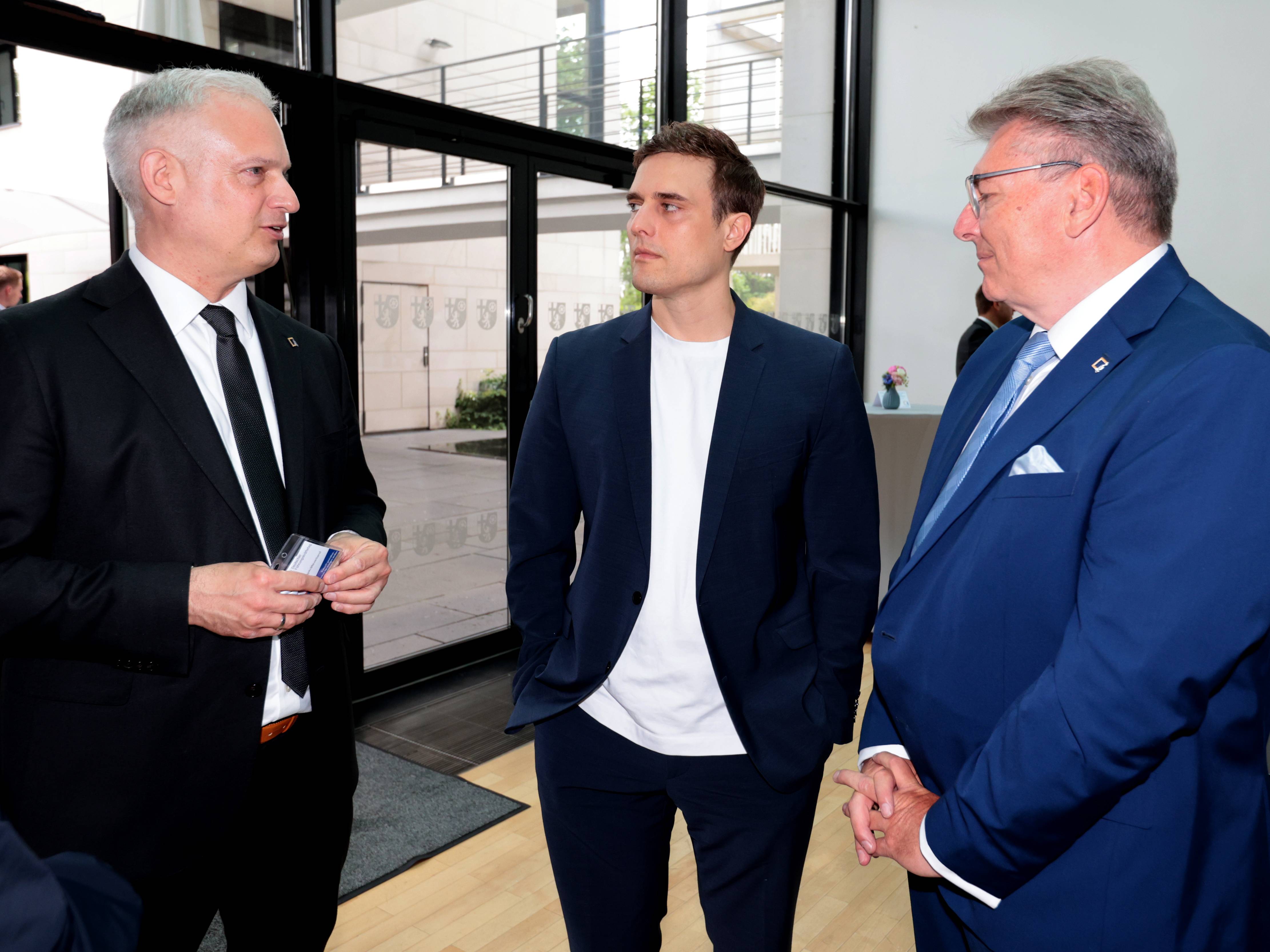 Drei Herren im Anzug im Gespräch: von links nach rechts: Michael Schweizer, ULA-Hauptgeschäftsführer im Gespräch mit dem Journalisten und Autor, Constantin Schreiber, und ULA-Präsident Roland Angst.