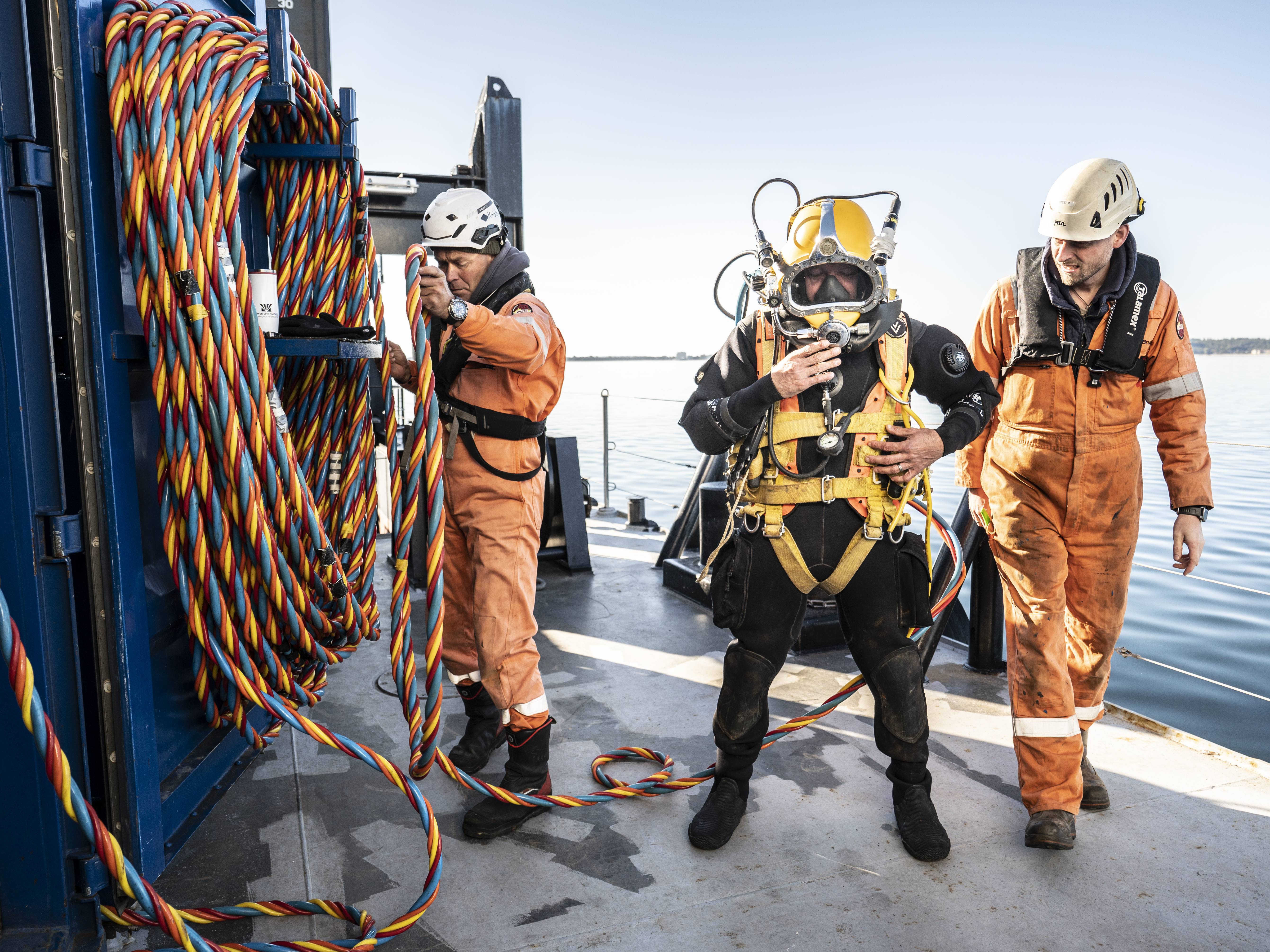 Ein Taucher vor dem Tauchgang zur Munitionsbereinigung in der Ostsee.