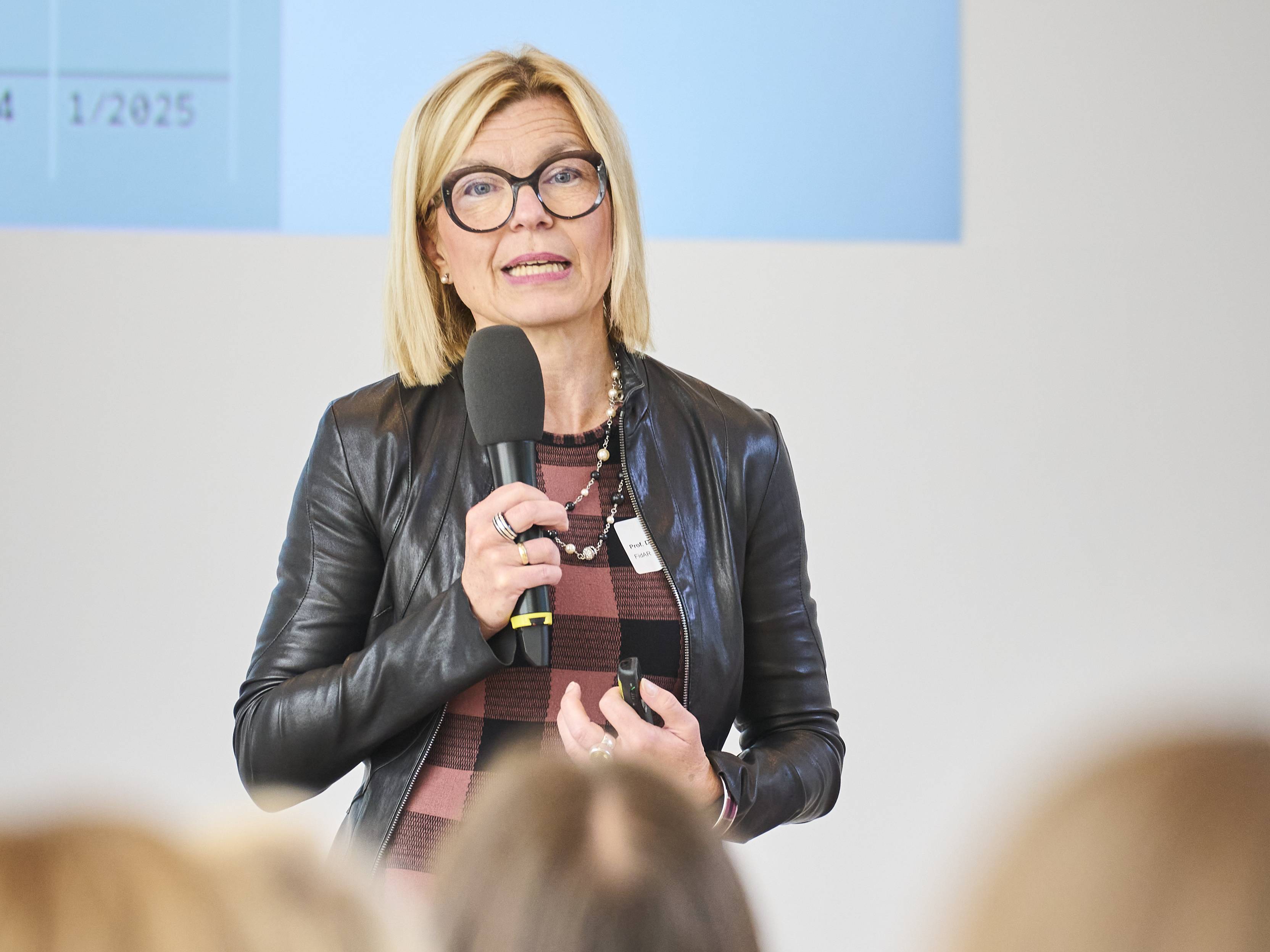 Prof. Anja Seng bei ihrem Vortrag auf der Bühne.