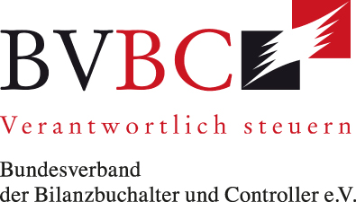 Logo BVBC: BV (in schwarz) BC (in rot). Daneben ein schwarzes Quadrat, dahinter ein rotes. mit einem weißen Banner verbunden. Darunter der rote Schriftzug: verantwortlich steuern. Darunter in schwarz: Bundesverband der Bilanzbuchhalter und Controller e. V.