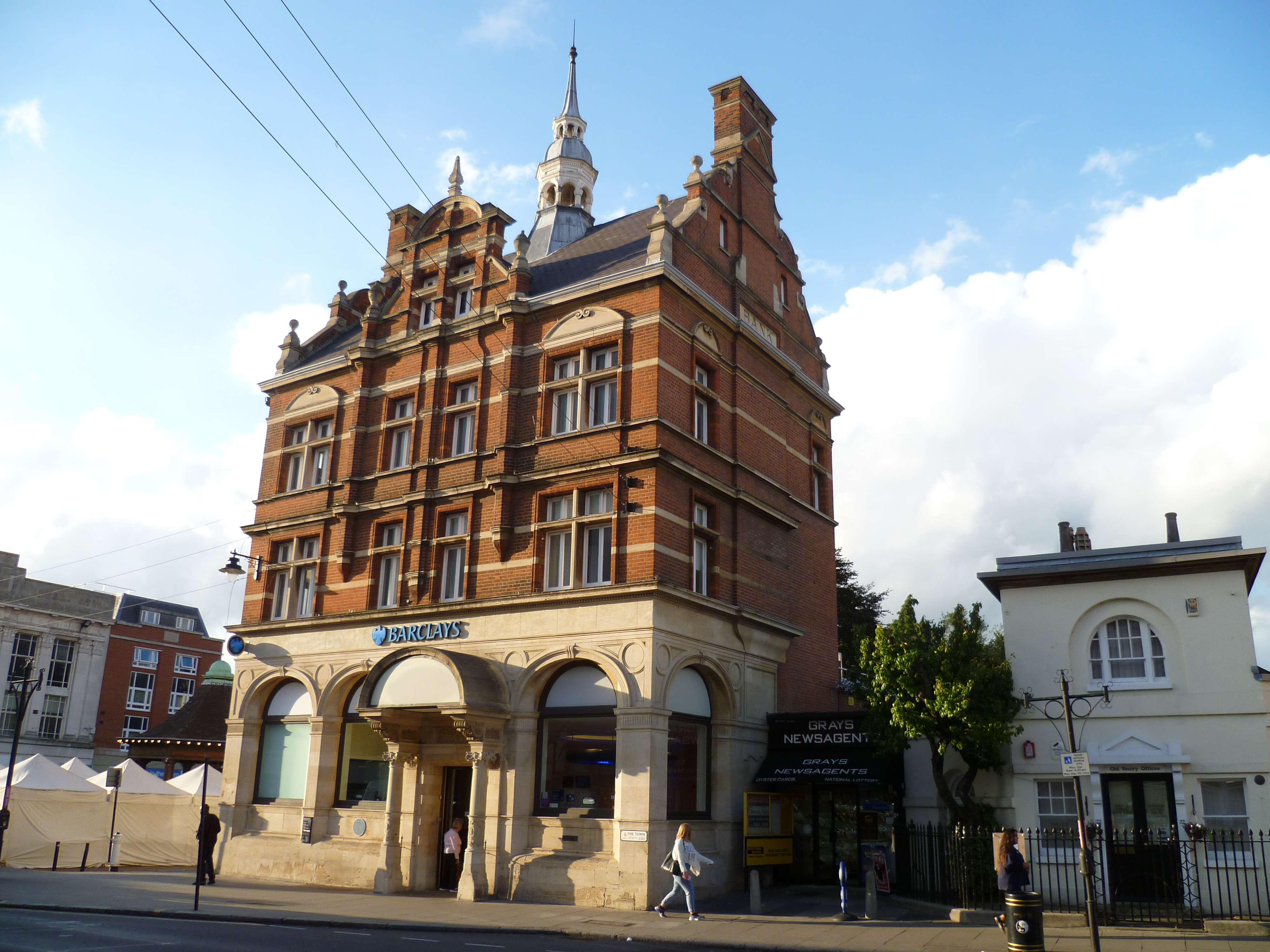 Ein Haus im englischen Stil. Vor diesem Gebäude wurde der erste Geldautomat aufgestellt. Barcleys Schriftzug an der Fassade.